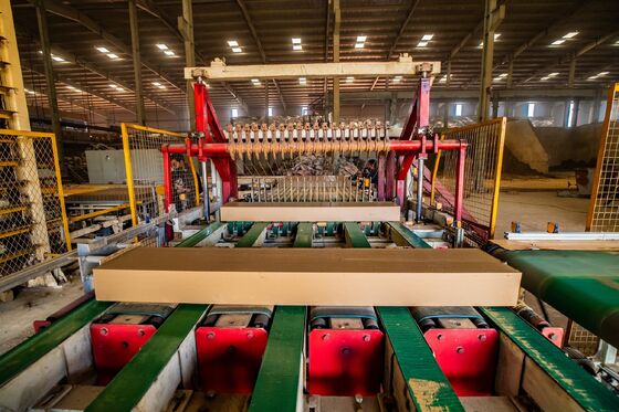 100 tonnellate/giorno a 1200 tonnellate/giorno Macchina di taglio sincrona a pressione bassa per il taglio di blocchi vuoti di argilla e mattoni solidi