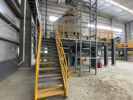 Preparazione di materie prime in fabbrica di produzione di bentonite