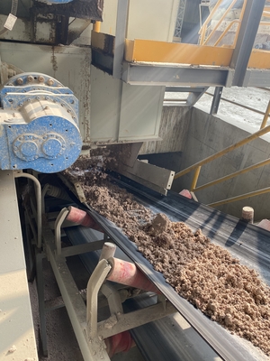 Condizione di miscelazione delle materie prime di bentonite con un miscelatore di produzione professionale